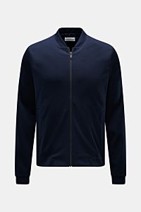 Kiefermann Strickjacke 'Hunfrid' navy im Slim Fit, Blouson-Kragen, paspelierte Fronttaschen, weicher Jersey aus Viskose-Microfaser, frontal fotografiert.