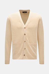 Front view of the Filippo de Laurentiis Cardigan sand in a light linen-cotton mix, featuring soft texture, fine knit, regular fit, five-button placket, patch hip pockets, and comfortable ribbed cuffs. Stylisch ohne viel Aufwand: Mit seinem leichten Materi