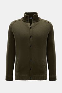 von Braun Cashmere Cardigan oliv in Slim Fit, frontale Nahaufnahme, reiner mongolischer Cashmere, weicher Griff, Stehkragen, Knopfleiste, schräge Leistentaschen, Halbraglan-Ärmel, Rippbündchen, mittelfeines Strickbild.