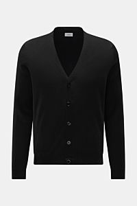 von Braun Merino Cardigan schwarz, frontale Ansicht, Regular Fit aus reiner Merinowolle mit feinem Strickbild, Perlmuttknöpfen und elastischen Rippbündchen.
