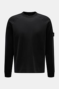Stone Island Sweatshirt 'Ghost Piece' schwarz, frontal fotografiert, aus elastischer Baumwolle mit tonalem Kompass-Badge am Ärmel, Rundhalsausschnitt, Raglanärmel, Regular Fit.