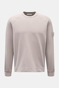 Stone Island Sweatshirt 'Ghost Piece' grau, front view, elastic cotton sweat with tonal compass badge on sleeve, round neck, raglan sleeves, regular fit, soft touch, comfortable cuffs. STONE ISLAND bietet mit diesem Sweatshirt aus elastischer Baumwolle mi