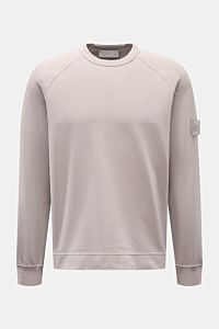 Stone Island Sweatshirt 'Ghost Piece' grau in a front view, made of soft, slightly elastic cotton with tonal compass badge on sleeve, round neck, raglan sleeves, and comfortable cuffs. STONE ISLAND bietet mit diesem Sweatshirt aus elastischer Baumwolle mi