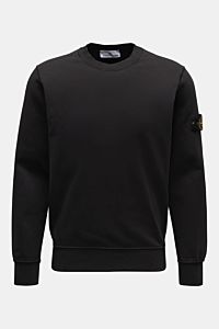 Stone Island Rundhals-Sweatshirt 'Basic Sweat' schwarz, frontal fotografiert, aus reiner Baumwolle mit weichem Griff, Regular Fit, Rundhalsausschnitt, Kompass-Badge am Oberarm, Rippbündchen, zeitloses Basic Piece für legere Freizeitlooks.