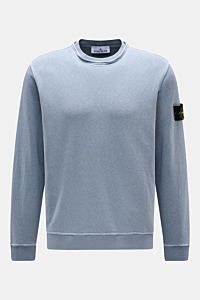 Stone Island Rundhals-Sweatshirt 'Washed Sweat' graublau, Frontansicht, Baumwolle, weicher Griff, Washed-Effekt, Nahtkante, Kompass-Badge am Ärmel.