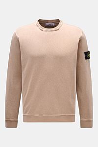 Stone Island Rundhals-Sweatshirt 'Washed Sweat' beige, frontal fotografiert, mit typischer Stückfärbung, modernem Washed-Effekt, außenliegender Nahtkante am Rundhalsausschnitt, Kompass-Badge am Oberarm, Rippbündchen, Regular Fit und weichem Baumwollstoff.