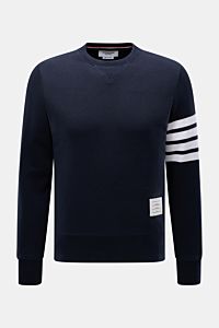 Thom Browne Rundhals-Sweatshirt navy, frontale Nahaufnahme, reines Baumwoll-Sweatshirt mit Rundhalsausschnitt, weiß-schwarze Ärmelstreifen, Grosgrain-Schlaufe, Rippbündchen, geknöpfte Saumschlitze.