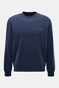 A.P.C. Rundhals-Sweatshirt 'Standard Rue Madame' navy, frontale Nahaufnahme, aus leicht elastischer Baumwolle mit farblich abgesetztem Logo-Stitching auf der Brust.