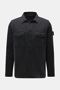 Stone Island Sweatjacke 'Ghost' schwarz, frontal fotografiert, aus reiner Baumwolle mit Regular Fit, Umlegekragen, Kompass-Badge, Brusttaschen und Manschetten.