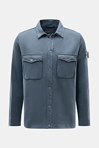 Stone Island Sweatjacke 'Ghost' graublau, Frontansicht, reine Baumwolle, Regular Fit, Umlegekragen, Kompass-Badge, Brusttaschen, Manschetten.