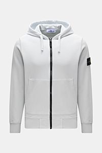 Stone Island Sweatjacke hellgrau shown from the front, featuring a soft, garment-dyed cotton fabric, regular fit, robust zipper, practical hood, split kangaroo pocket, compass badge on the sleeve, and comfortable ribbed cuffs. 

Komfortabler Begleiter 