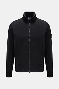 Front view of Stone Island Sweatjacke dark navy, garment-dyed soft cotton zip-up with high collar, split kangaroo pockets, ribbed cuffs, and compass badge on sleeve.

Description: Entspanntes Basic von STONE ISLAND: Mit sportiver Lässigkeit begleitet u
