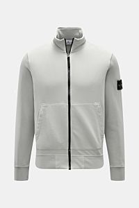 Front view of Stone Island Sweatjacke hellgrau, a light grey garment dyed cotton sweatshirt with a soft touch, regular fit, robust zipper, high stand collar, split kangaroo pocket, compass badge on sleeve, and ribbed cuffs.

Entspanntes Basic von STONE