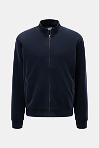 Front view of the 04651/ A trip in a bag Sweat jacket 'IF Track' navy, a navy zip-up cotton jersey jacket with elasticated fabric and ribbed bands.

Relaxation on the move: The sweat jacket 'IF Track' by 04651/ A TRIP IN A BAG is made of super soft cot