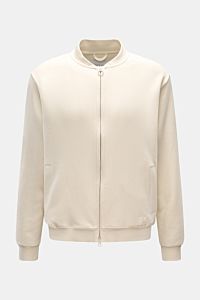 Frontansicht der cremefarbenen 04651/ A trip in a bag Sweatjacke 'CL Bomber' aus Bio-Baumwolle und Leinen mit oversized Fit, robustem Zwei-Wege-Reißverschluss, Blousonkragen und schrägen Leistentaschen.