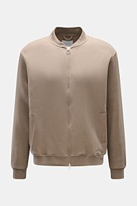 Frontansicht der 04651/ A trip in a bag Sweatjacke 'CL Bomber' taupe aus Bio-Baumwolle und Leinen mit oversized Fit, Reißverschluss und Taschen.