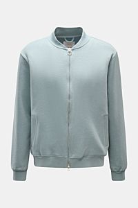 Frontansicht der 04651/ A trip in a bag Sweatjacke 'CL Bomber' rauchblau aus Bio-Baumwolle und Leinen mit robustem Zwei-Wege-Reißverschluss und Blousonkragen.