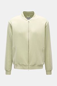 Frontale Aufnahme der pastellgrünen 04651/ A trip in a bag Sweatjacke 'CL Bomber' aus Bio-Baumwolle und Leinen mit robustem Zwei-Wege-Reißverschluss.