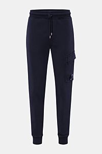 C.P. Company Cargo-Sweathose dark navy in Slim Fit, kurze schmale Sweat-Hose mit elastischem Bund, Tunnelzug, Cargo-Tasche und Rippbündchen, Frontalansicht.
