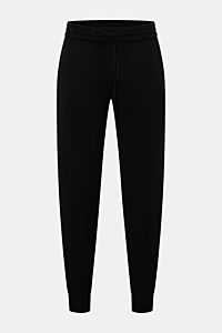 Schwarze von Braun Cashmere Jogpants in Frontansicht mit hohem Bund, elastischem Tunnelzug, schmal zulaufendem Bein, Hüft- und Gesäßtaschen.