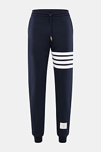 Frontansicht der Thom Browne Sweathose navy mit elastischem Bund, Tunnelzug, markentypischem weißen Streifen-Detail, slim Fit und Rippbündchen.