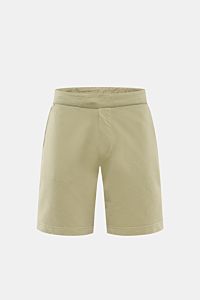 Frontale Nahaufnahme der salbeifarbenen 04651/ A trip in a bag Sweat-Shorts aus Baumwolle mit elastischem Bund, Tunnelzug, franz. Taschen und kleinem Weblabel.