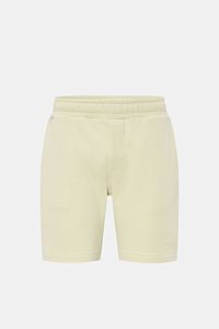 Frontale Nahaufnahme der pastellgrünen 04651/ A trip in a bag Sweat-Shorts 'CL' aus Bio-Baumwolle und Leinen mit elastischem Bund, Tunnelzug und Taschen.