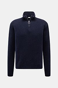 04651/ A trip in a bag Troyer 'Grainy' navy, frontal ausgeleuchtet, Boucléstrick, mittelfeines Strickbild, Regular Fit, hoher Rippstrickkragen mit Zipper, breite Rippbündchen, Mix aus Wolle und Microfaser, weicher Griff.