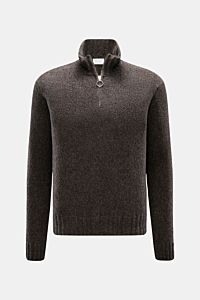 Frontale Nahaufnahme des graubraunen Troyers 04651/ A trip in a bag Troyer 'Grainy' mit hohem Rippstrickkragen und Zipper, Regular Fit, breiten Rippbündchen, mittelfeinem Boucléstrickbild und weichem Griff aus Woll-Microfaser-Mix.