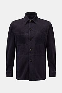 Frontansicht der Rifugio Velourslederjacke schwarz aus geschmeidigem Veloursleder mit Slim Fit, Fünf-Knopf-Leiste, Umlegekragen und Taschen.