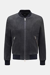 Arma Veloursleder-Blouson 'Didier' dark navy, frontale Ansicht, Slim Fit, feines Ziegenvelours, Blousonkragen, zwei Hüfttaschen, Zwei-Wege-Zipper, elastische Rippbündchen.