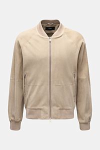 Arma Veloursleder-Blouson 'Dion' beige, Slim Fit, ungefüttert, mit markantem Blousonkragen, elastischen Rippbündchen, zwei Innentaschen, Hüfttaschen mit Zipper, robuster Zwei-Wege-Reißverschluss, frontal fotografiert.