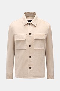  
Frontal fotografierte Arma Velourslederjacke 'Mex' sand mit Umlegekragen, fünf-Knopf-Leiste, vier Fronttaschen und Ärmeln mit Knopfabschluss.