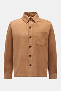 Arma Velourslederjacke 'Dino' hellbraun, slim Fit, softes Veloursleder, Umlegekragen, sechs Knöpfe, Brusttasche, Fronttaschen, Knopfärmel, frontal fotografiert.