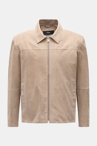 Arma Velourslederjacke 'Hardin' beige, Slim Fit, aus weichem Ziegenvelours mit Umlegekragen, Metall-Reißverschluss, Leistentaschen, frontal fotografiert.