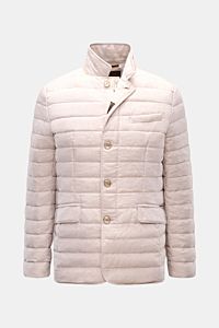 Frontansicht der beige melierten Moorer Daunenjacke 'Zavyer' mit Steppung, Leinen, Lederkragen-Detail, Slim Fit, Knöpfen und Reißverschluss.