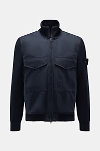 Frontale Ansicht des Stone Island Blouson 'Ghost Piece' navy mit windabweisendem Baumwoll-Corpus, Wollstrickärmeln und tonalem Badge.