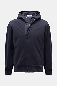 Stone Island Blouson 'Light Soft Shell-R' navy, frontale Ansicht, Soft Shell Jacke mit Kapuze, Slim Fit, wind- und wasserabweisend, Kompass-Badge am Ärmel.