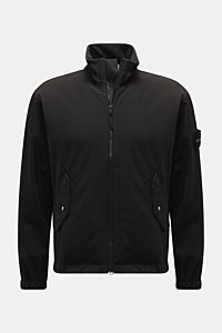 Frontale Ansicht der Stone Island Jacke 'Light Soft Shell-R' schwarz mit Stehkragen, zwei Fronttaschen, elastischen Ärmelbündchen und Kompass-Badge, wind- und wasserabweisend, Slim Fit aus hochwertiger Microfaser mit geschmeidigem Futterstoff.