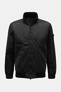 Stone Island Blouson 'Garment Dyed Crinkle Reps NY' schwarz, frontal, wind- und wasserabweisend, Microfaser, Slim Fit, Kompass-Badge am Ärmel.
