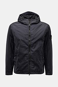 Stone Island Jacke 'Garment Dyed Crincle Reps NY' dark navy, frontale Ansicht, wasserabweisend, windblockend, Kapuze, Kompass-Badge, Slim Fit, Zwei-Wege-Reißverschluss.