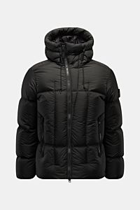 Stone Island Daunenjacke 'Seam Faded Light Nylon Tela' schwarz, frontale Sicht, Slim Fit mit Daunenfüllung, wattierter Kapuze, Reißverschluss.