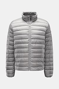 Front view of Canada Goose Down jacket 'Stratus Tonal' light grey, a super lightweight, slim-fit down jacket with ripstop fabric and padded collar.

Description: The super lightweight 'Stratus Tonal' down jacket by CANADA GOOSE with high-quality ripsto