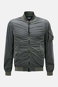 C.P. Company Blouson 'Nycra R' grau, frontal fotografiert, superleichte, recycelte Microfaser, wind- und wasserabweisend, Slim Fit, Ärmeltasche mit Zipper, komfortable Rippbündchen.