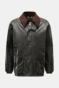Barbour Wachsjacke 'Bedale' dunkelgrün, Frontansicht, gewachste Baumwolle, Cord-Kragen, Tartan-Futter, Druckknöpfe, Taschen, Regular Fit.