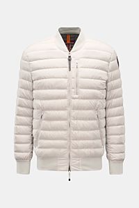 Parajumpers Daunenblouson 'Breving' sand, frontal fotografiert, wind- und wasserabweisend, mit Daunenfüllung, Rippstrickkragen, drei Fronttaschen, elastischen Bündchen.