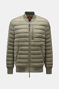 Parajumpers Daunenblouson 'Breving' salbei, frontal fotografiert, wind- und wasserabweisend, mit Rippstrickkragen, drei Fronttaschen.