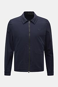 UBR Jacke 'Nano' navy, frontale Ansicht, Slim Fit, Microfaser, wind- und wasserabweisend, zwei-Wege-Reißverschluss, Umlegekragen, reflektierendes Logo, Leistentaschen mit Zipper.