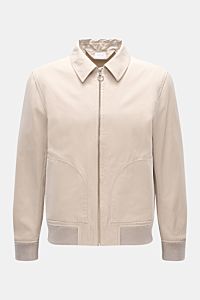 Frontale Nahaufnahme des 04651/ A trip in a bag Blouson 'Peached Cotton' beige mit Umlegekragen, robustem Reißverschluss, zwei aufgesetzten Fronttaschen und elastischen Saum- sowie Ärmelbündchen, Slim Fit und softem Baumwoll-Microfaser-Mix.