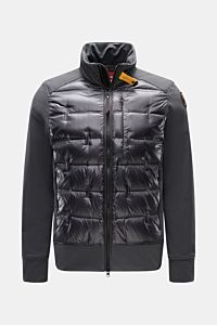 Frontansicht der Parajumpers Daunenjacke 'Matty' dunkelgrau mit glänzendem Ripstop-Microfaser-Steppdesign, Jersey-Details, Daunenfüllung, Slim Fit und hohem Kragen.